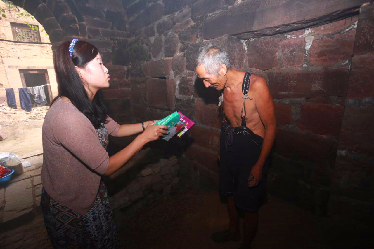 庄园之后被沦为乞丐 独自一人守着旧宅子