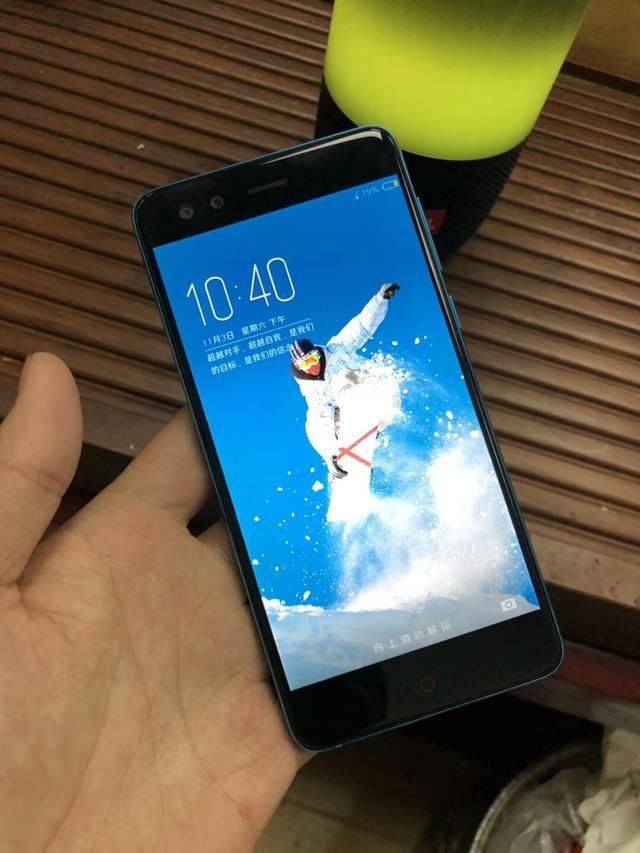 999努比亚Z17miniS上手,9分颜值外观,流光玻璃