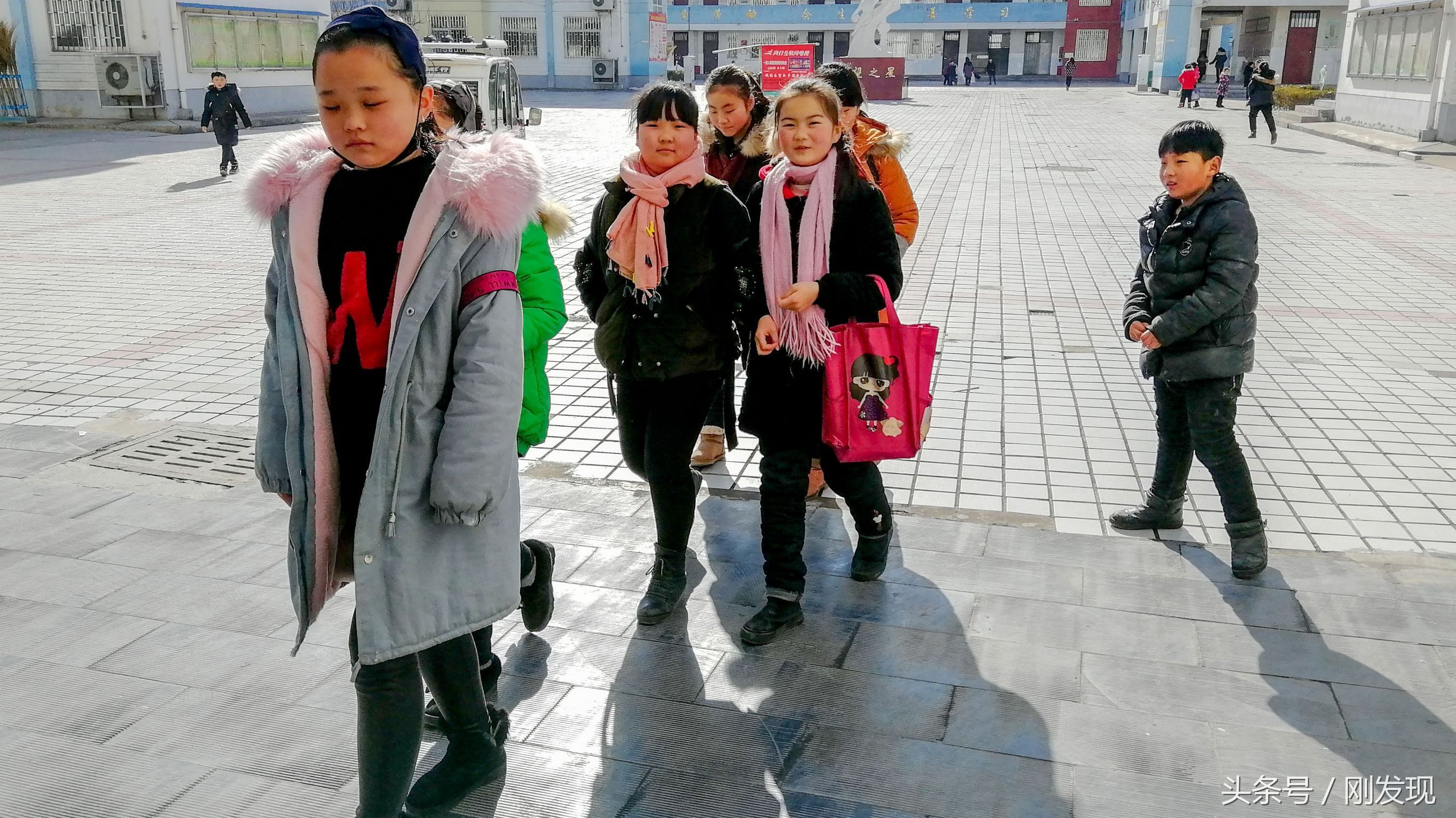 16年前,一个县城小学公办教师的月工资499元