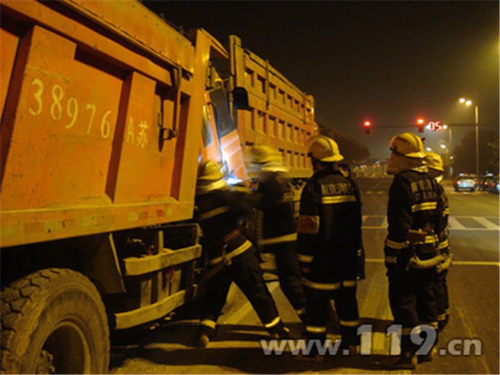 抓蛇捞羊救熊孩子 他们是消防员更是超人