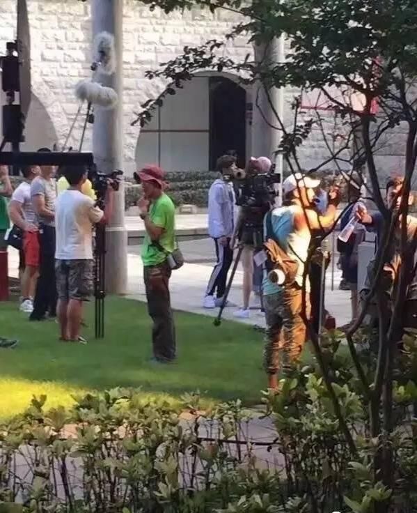 关晓彤成男星身高测谎仪,易烊千玺与她同框都