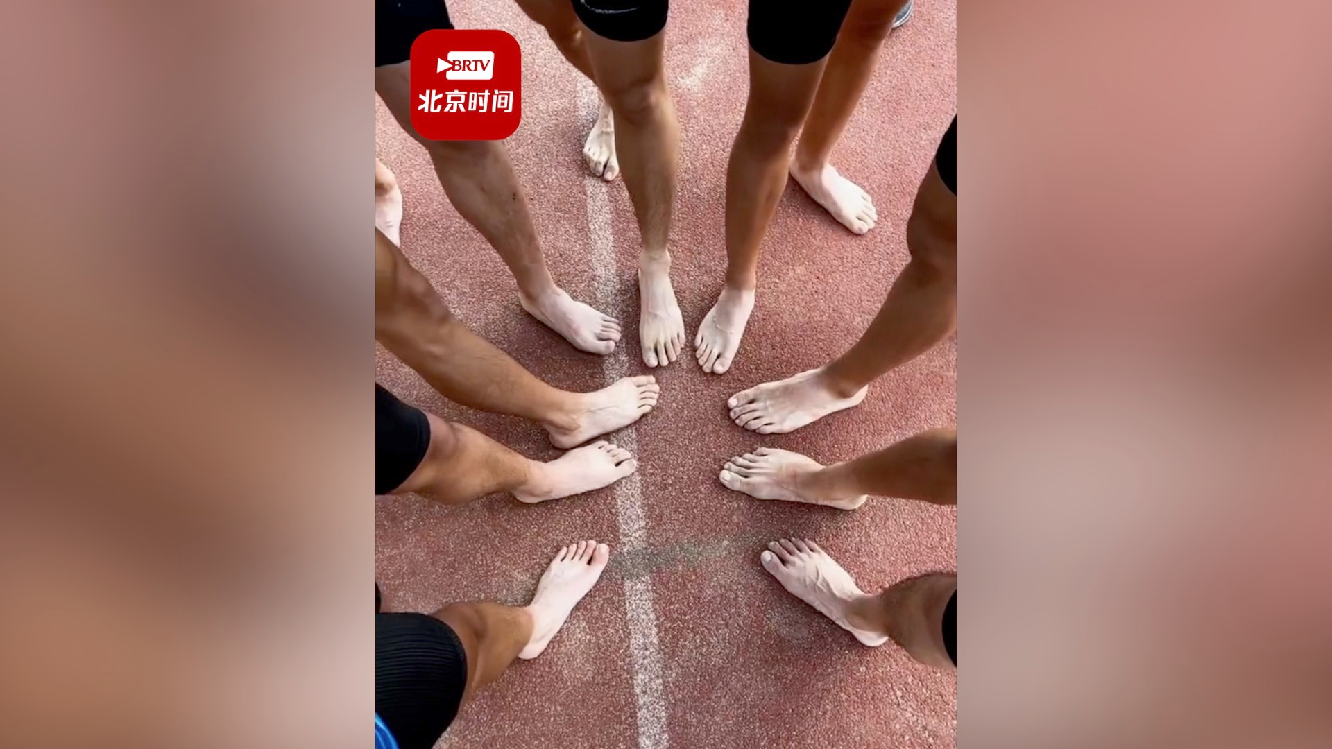 体育生光脚训练就像穿了白袜子 教练：经常训练晒黑了~