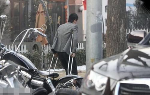 7岁孩子学残疾人走路,路人教育,看到妈妈的做