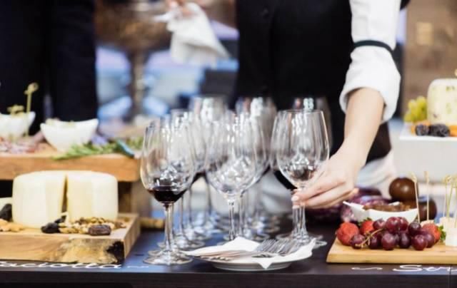 服务员每天不知道做什么?把这个发给她看!