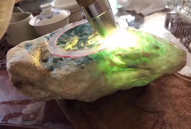 大叔咬牙98万买下的翡翠原石,一刀切开后就上了头条新闻!