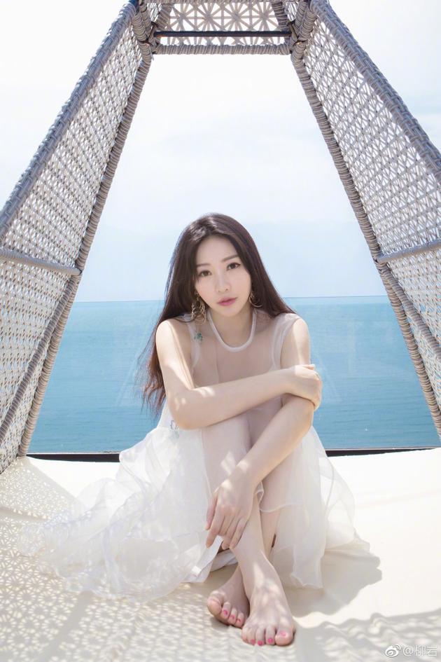 柳岩一袭白纱裙赤脚漫步海边 碧海云天仙气十足