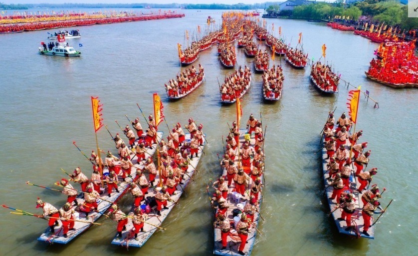 4月6日，江苏省泰州市姜堰区溱湖水面再现“天下第一水上庙会”胜景。