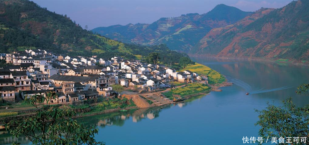 北倚黃山,東鄰杭州,南接千島湖,面積2122平方公里,轄28個鄉鎮,人口49