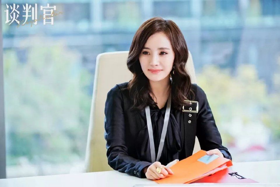 《谈判官》杨幂的衣品居然和腾格尔一样?