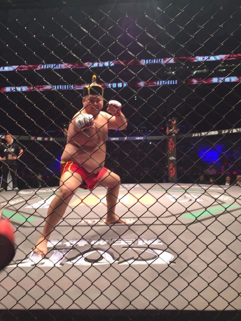 近日，中国20岁格斗小将敖日格乐，比赛中暴揍曾参加日本黑社会组织“山口组”的韩国选手金在勋，24秒KO后仍旧击打对手甚至裁判都拦不住。