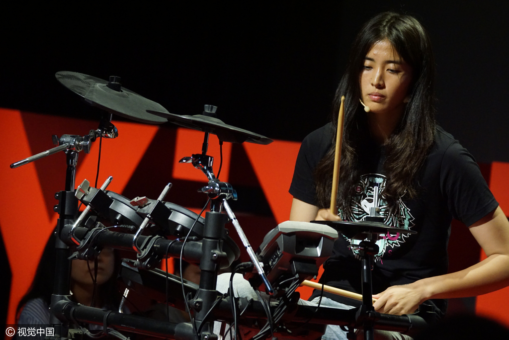 2015年08月23日，上海，女足门将赵丽娜出席讲座讲诉自己从事足球的经历，并现场展音乐才艺大秀架子鼓酷劲十足。