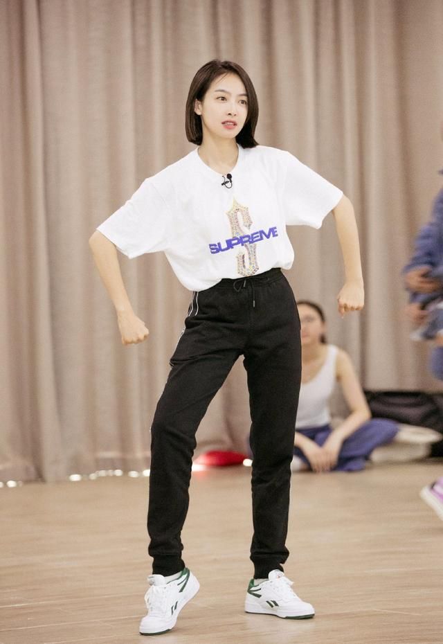 宋茜撞衫孙怡,同是短裙配针织开衫却惨败,画风