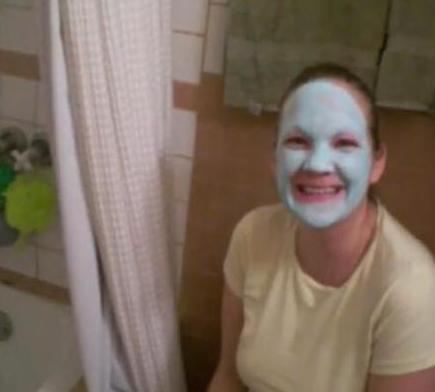 妈妈帮宝宝洗澡,突然哭着大喊,宝爸进去后,被逗