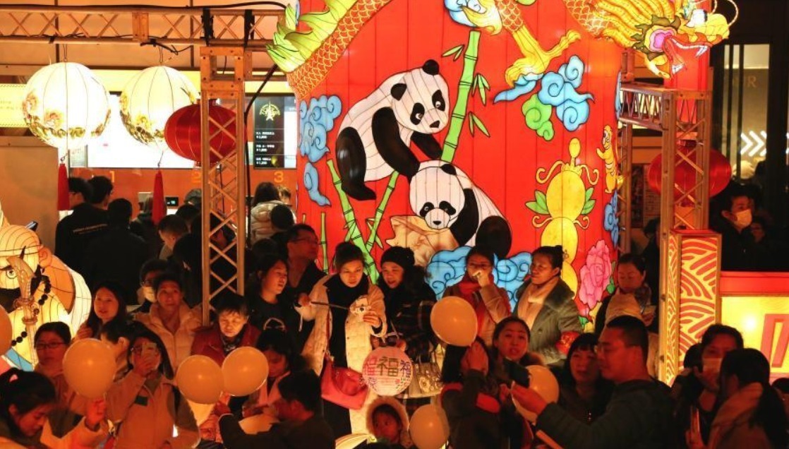 日本著名地标性建筑东京塔首次点亮“中国红”。现场还布置了来自四川自贡的新春彩灯，吸引游客驻足。