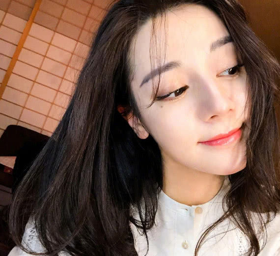 脸上有痣的4大女星,迪丽热巴垫底,古力娜扎上