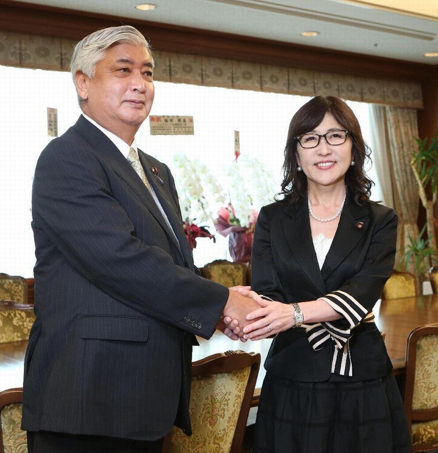 稻田还是修宪的极力推动者。她批评现行宪法“自虐”且“无法保护日本”，多次提议让年轻人进行“自卫队体验”，极力鼓吹日本行使集体自卫权。