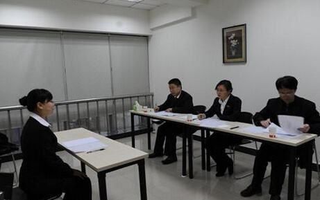 面试官:两个口加起来是什么字?他回答:吕字,当