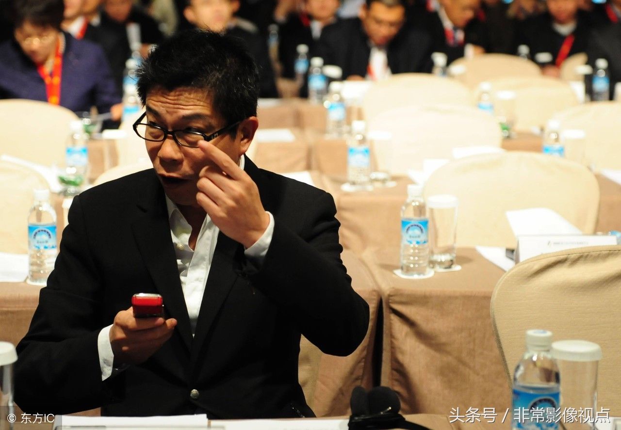 小崔怒怼冯小刚事件占据娱乐圈头条,《手机2》