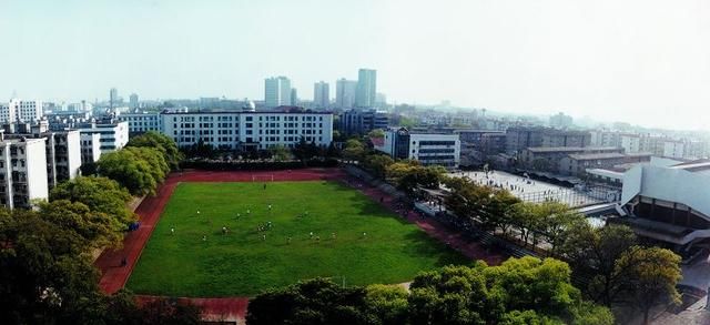 我国受青睐的三所高中,考上就相当于半只脚