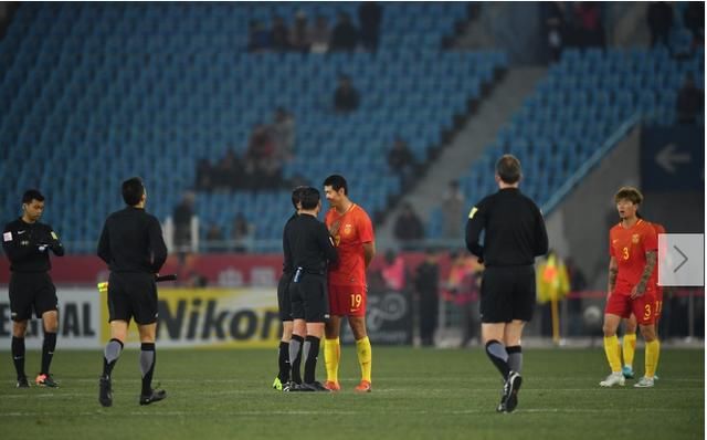 中国卡塔尔之战主裁遭球迷重拳暴击,央视名记