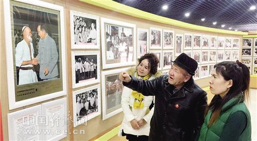 新疆吐鲁番退休干部努尔丁·沙塔尔自建图书室