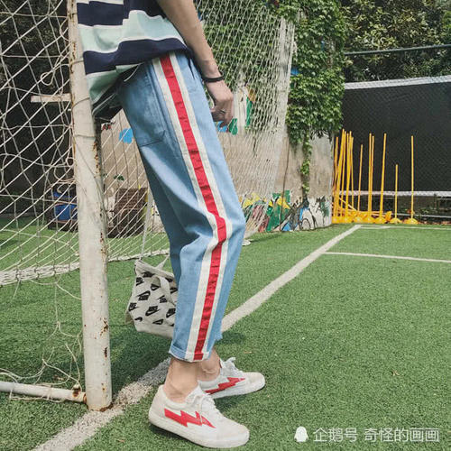 穿牛仔裤就要穿露脚裸的,图一是校服裤吗,图二