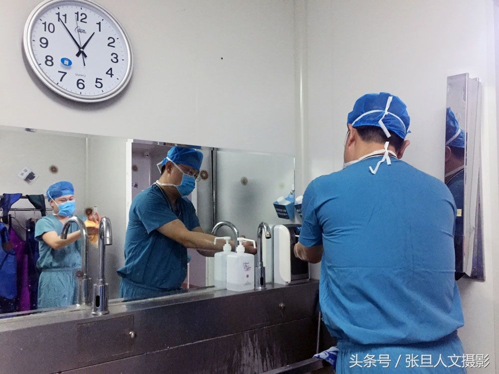 跟骨科主任在手术室给患者做手术 感受到医生
