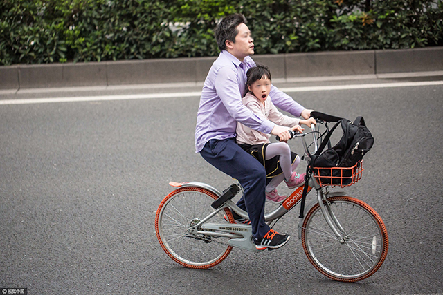 共享单车花式带娃 车筐当"儿童座椅"