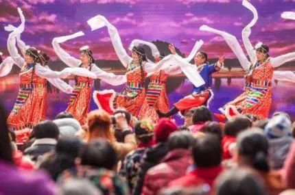 大红灯笼高高挂,载歌载舞迎新春--大面街道迎