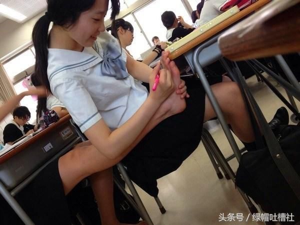 实拍日本女子学校女孩叛逆期真实生活:课堂上