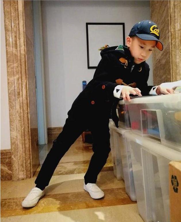 林永健发儿子近照狂夸帅 大竣潮酷装扮长腿抢镜