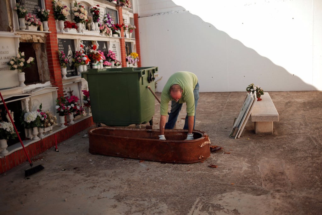 西班牙失业率高企 一个掘墓人职位50人争