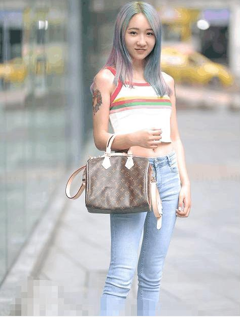 紧身裙配黑丝袜真是辣眼睛, 图四美女格外好看