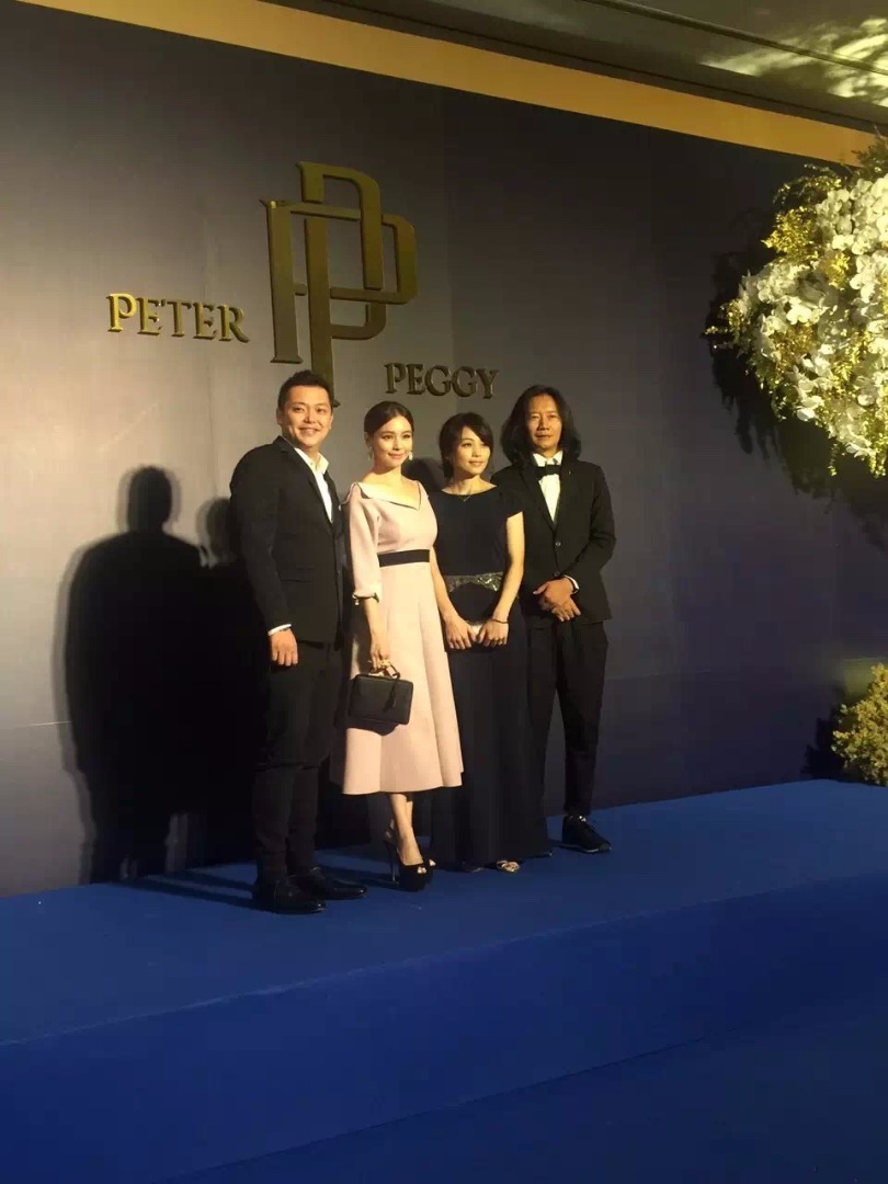 徐若瑄现身道贺，并表示心里有伤，认识十六年了～今年刚知道何润东有女友～其实他们已经交往九年了。还戏称他们整个公司都有偶像包袱。