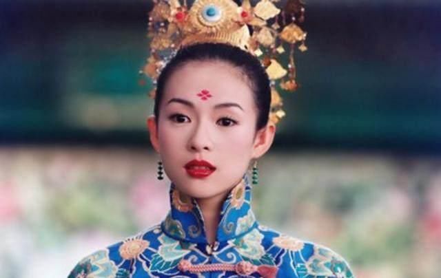 女星的花钿妆:迪丽热巴钟爱凤尾花,杨幂钟爱红