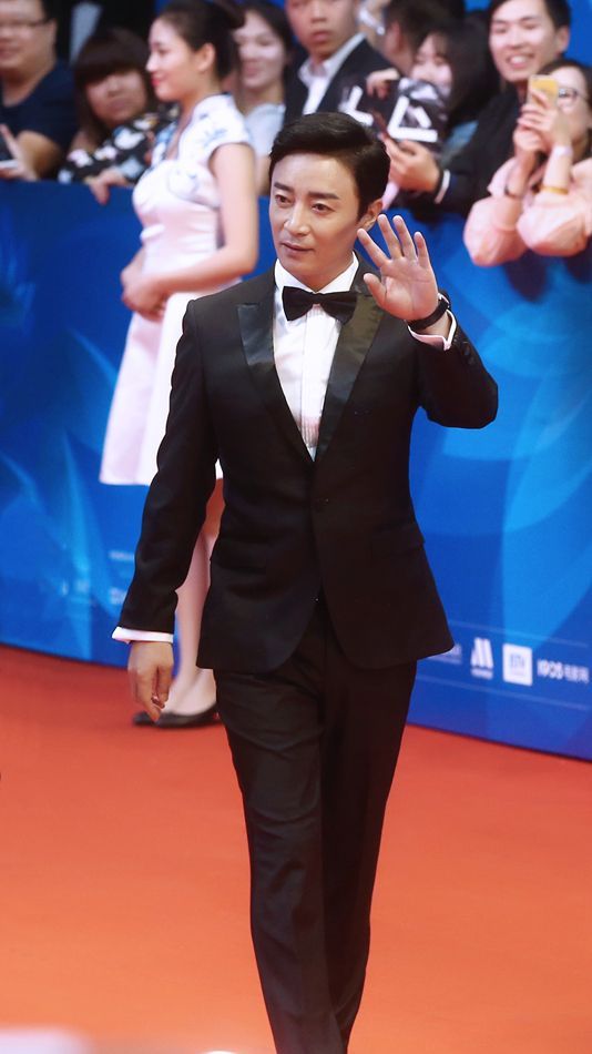 何中华亮相北影节闭幕式 新作《龙珠传奇》搭档杨紫秦俊杰