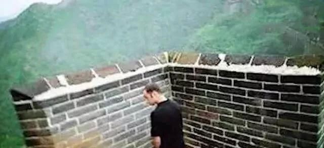 一段在国外走红的高铁不文明行为画面,不要只