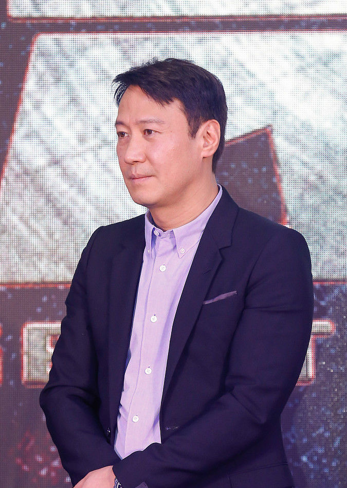 52岁黎明活动特写近照,脸上已经开始出现"老人斑"