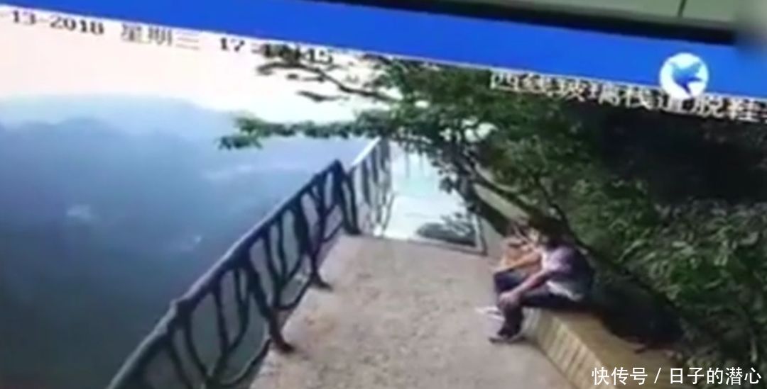 悲哀!张家界天门山一游客,在景点跳崖自杀,亲友