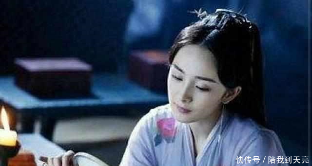 杨幂现身机场, 大胆穿起三角裤吸睛无数, 网友