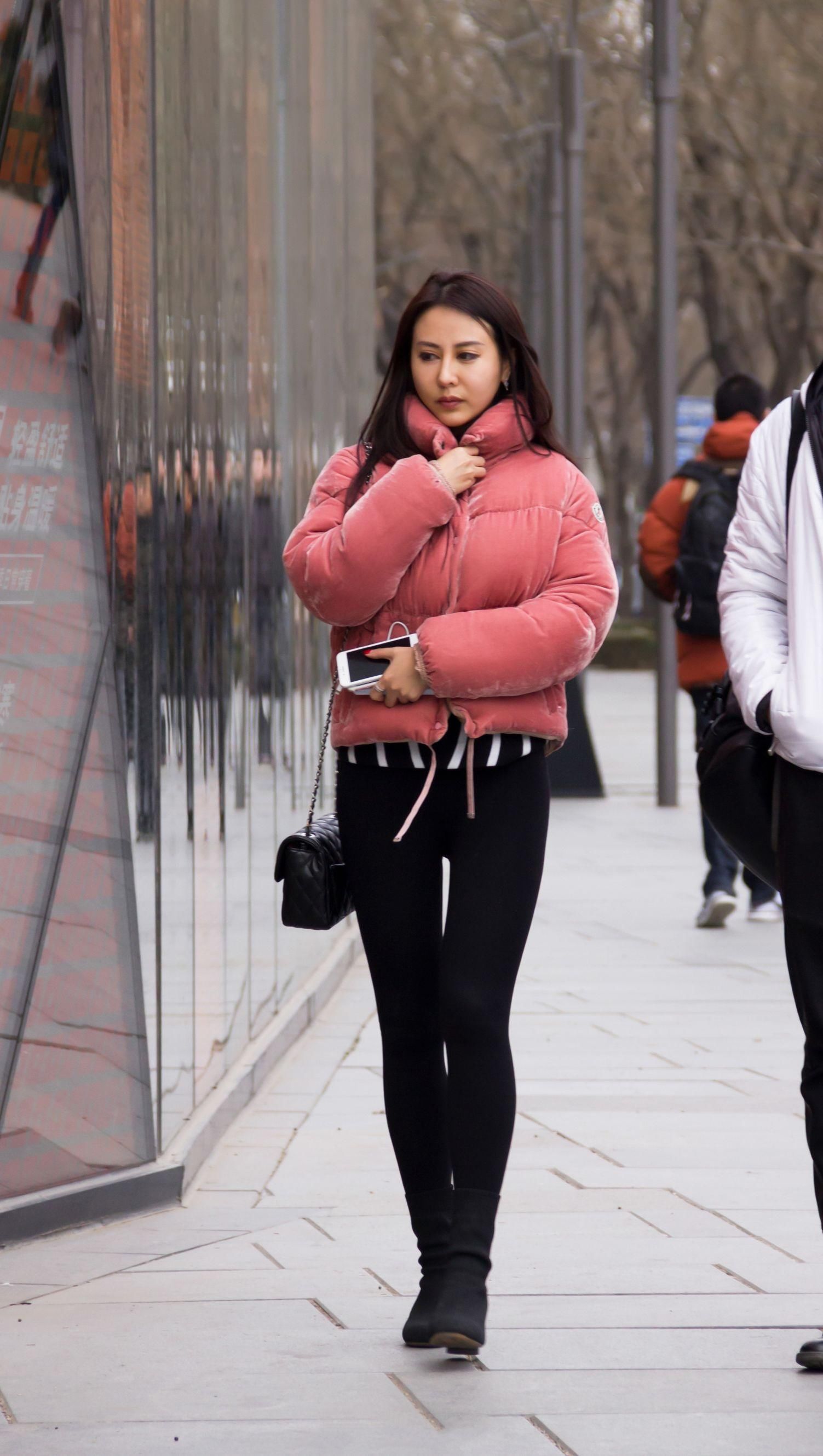 街拍:昨晚的月亮大家看完了吗?看完月亮看街拍