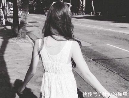 丈夫每天家暴我,我想离婚时,公公笑着给我张照