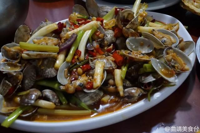 曲靖最繁华的烧烤一条街,据说这家海鲜粥一人