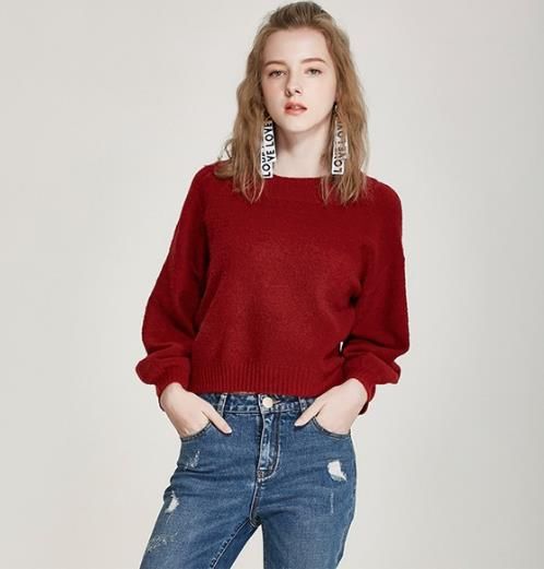 绑带宽松短款毛衣搭配牛仔裤:打造优雅复古风