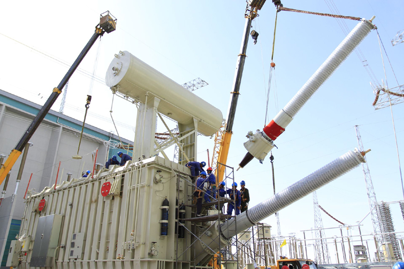 上海庙±800千伏换流站首批换流变压器顺利安装