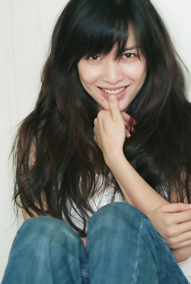 为何老干部靳东会爱上二婚的李佳,看完她的照片就懂了!