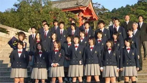 为什么日本人身材矮小并且腿不直?日本人称:长