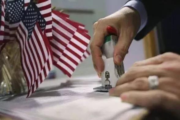 持绿卡入境美国的华人只有不到1%被查?美国辟