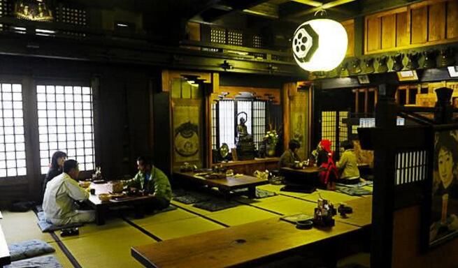 去日本餐厅吃饭要脱鞋,脚臭怎么办?女店员做这