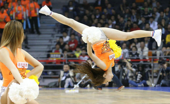 篮球宝贝齐秀绝活 侧空翻一字马根本停不下来 篮球宝贝齐秀绝活 侧空翻一字马根本停不下来